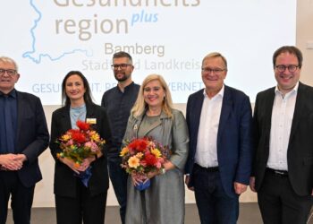 Seit 10 Jahre ist die GesundheitsregionPlus  ein wichtiges Netzwerk im Gesundheitswesen in der Region. Darüber freuten sich beim Festakt (von links): Vorsitzender Landrat Johann Kalb, Geschäftsstellenleiterin Stefanie Gottschlich, der ehemalige Geschäftsstellenleiter Dr. Martin Diruf, Staatsministerin a.D. Melanie Huml, stellvertretender Vorsitzender Oberbürgermeister Andreas Starke und Regierungspräsident Florian Luderschmid. Quelle: Ronald Rinklef