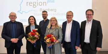 Seit 10 Jahre ist die GesundheitsregionPlus  ein wichtiges Netzwerk im Gesundheitswesen in der Region. Darüber freuten sich beim Festakt (von links): Vorsitzender Landrat Johann Kalb, Geschäftsstellenleiterin Stefanie Gottschlich, der ehemalige Geschäftsstellenleiter Dr. Martin Diruf, Staatsministerin a.D. Melanie Huml, stellvertretender Vorsitzender Oberbürgermeister Andreas Starke und Regierungspräsident Florian Luderschmid. Quelle: Ronald Rinklef