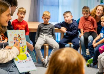 Jugendkreisrätin Annika Lieb liest den Kindern aus einem Buch vor. Quelle: Landratsamt Bamberg/Lorenz
