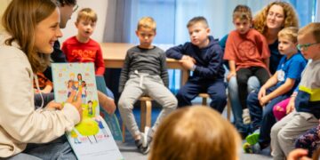 Bücherkisten 'Vielfalt lesen' für Kitas im Landkreis Bamberg 14 Jugendkreisrätin Annika Lieb liest den Kindern aus einem Buch vor. Quelle: Landratsamt Bamberg/Lorenz