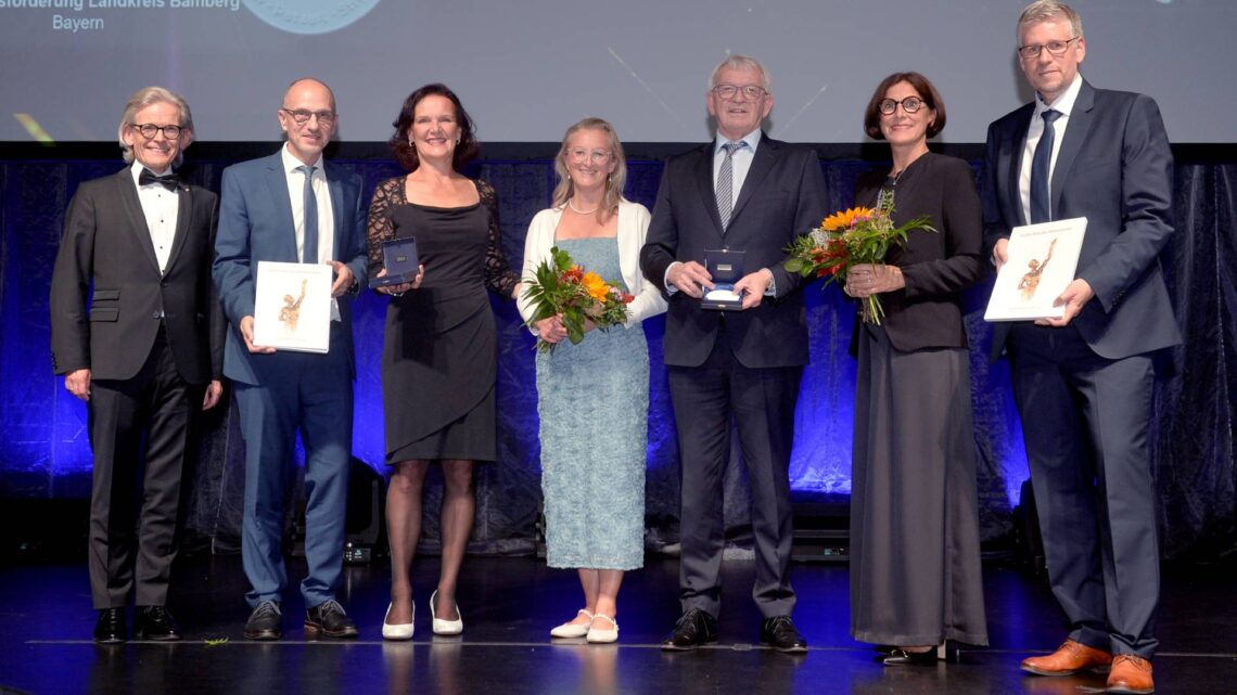Großer Erfolg für den Wirtschaftsraum Bamberg 10 (v.l.n.r.) Prof. Dr. Rupert Gramß (Oskar-Patzelt-Stiftung), Dr. Stefan Goller, Ruth Vollmar und Simone Ludwig-Konggann (Wirtschaftsförderung Stadt Bamberg), Landrat Johann Kalb, Patricia Leistner und Rainer Keis (Wirtschaftsförderung Landkreis Bamberg). Quelle: Susanne Kurz / Oskar-Patzelt-Stiftung)