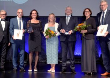 Großer Erfolg für den Wirtschaftsraum Bamberg 12 (v.l.n.r.) Prof. Dr. Rupert Gramß (Oskar-Patzelt-Stiftung), Dr. Stefan Goller, Ruth Vollmar und Simone Ludwig-Konggann (Wirtschaftsförderung Stadt Bamberg), Landrat Johann Kalb, Patricia Leistner und Rainer Keis (Wirtschaftsförderung Landkreis Bamberg). Quelle: Susanne Kurz / Oskar-Patzelt-Stiftung)