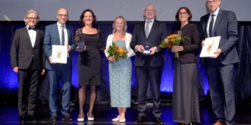 Großer Erfolg für den Wirtschaftsraum Bamberg 14 (v.l.n.r.) Prof. Dr. Rupert Gramß (Oskar-Patzelt-Stiftung), Dr. Stefan Goller, Ruth Vollmar und Simone Ludwig-Konggann (Wirtschaftsförderung Stadt Bamberg), Landrat Johann Kalb, Patricia Leistner und Rainer Keis (Wirtschaftsförderung Landkreis Bamberg). Quelle: Susanne Kurz / Oskar-Patzelt-Stiftung)