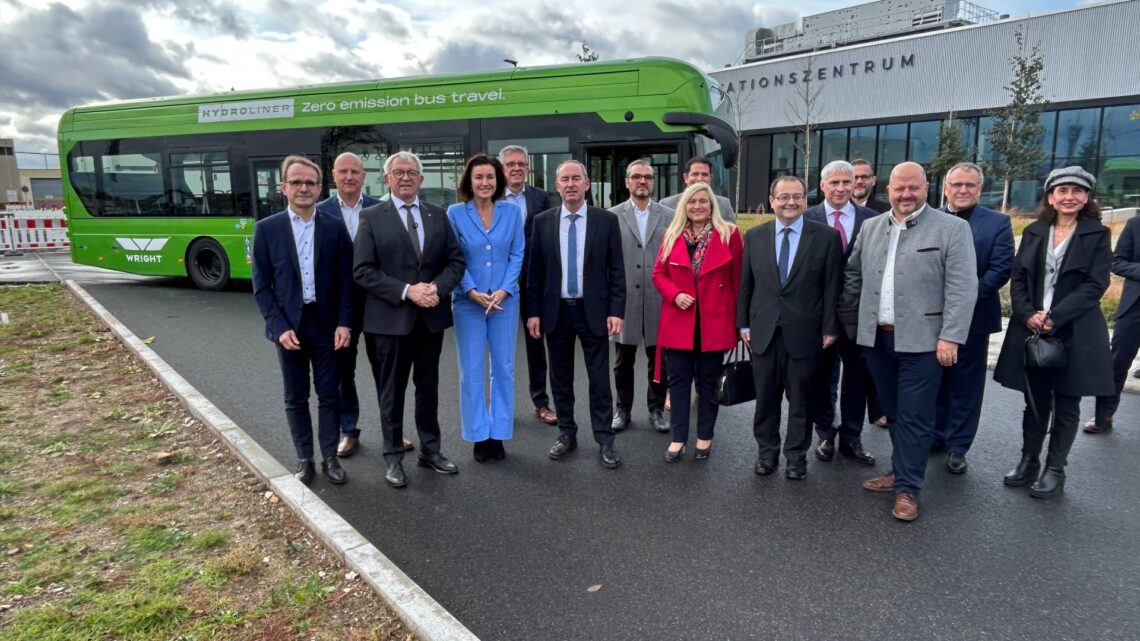 Landkreis Bamberg startet Pilotprojekt für klimaneutrale Mobilität 10 Landrat Johann Kalb stellt der Bundesministerin für Forschung-, Technologie und Raumfahrt, Dorothee Bär, und dem bayerischen Wirtschaftsminister Hubert Aiwanger im Cleantech Innovation Park in Hallstadt den Praxistest wasserstoffgetriebener Linienbusse vor. Quelle: Landratsamt Pressestelle/Förtsch