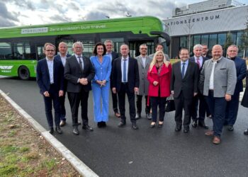 Landkreis Bamberg startet Pilotprojekt für klimaneutrale Mobilität 17 Landrat Johann Kalb stellt der Bundesministerin für Forschung-, Technologie und Raumfahrt, Dorothee Bär, und dem bayerischen Wirtschaftsminister Hubert Aiwanger im Cleantech Innovation Park in Hallstadt den Praxistest wasserstoffgetriebener Linienbusse vor. Quelle: Landratsamt Pressestelle/Förtsch