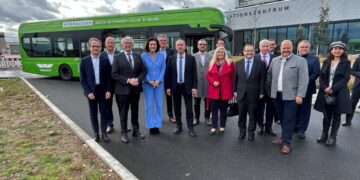 Landkreis Bamberg startet Pilotprojekt für klimaneutrale Mobilität 12 Landrat Johann Kalb stellt der Bundesministerin für Forschung-, Technologie und Raumfahrt, Dorothee Bär, und dem bayerischen Wirtschaftsminister Hubert Aiwanger im Cleantech Innovation Park in Hallstadt den Praxistest wasserstoffgetriebener Linienbusse vor. Quelle: Landratsamt Pressestelle/Förtsch