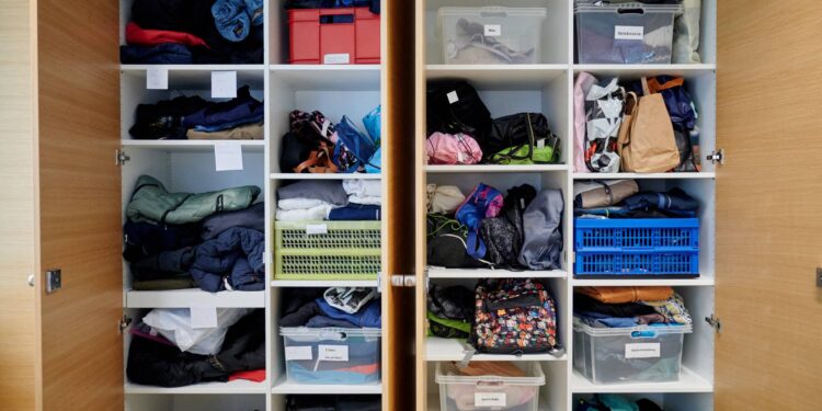 Ein Blick in die Schränke des städtischen Fundbüros
zeigt gut organisierte Fächer mit zahlreichen dokumentierten
Fundsachen. Quelle: Stadt Bamberg, Sonja Seufferth