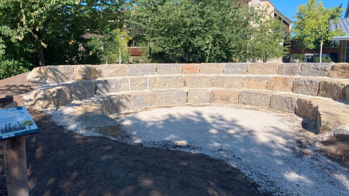 Das aus regionalem Muschelkalk bestehende „Grüne
Klassenzimmer“ ist eines der im Heidelsteig-Park umgesetzten
Projekte. Quelle: Stadt Bamberg, Christian Baumgärtner