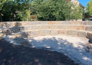 Das aus regionalem Muschelkalk bestehende „Grüne
Klassenzimmer“ ist eines der im Heidelsteig-Park umgesetzten
Projekte. Quelle: Stadt Bamberg, Christian Baumgärtner