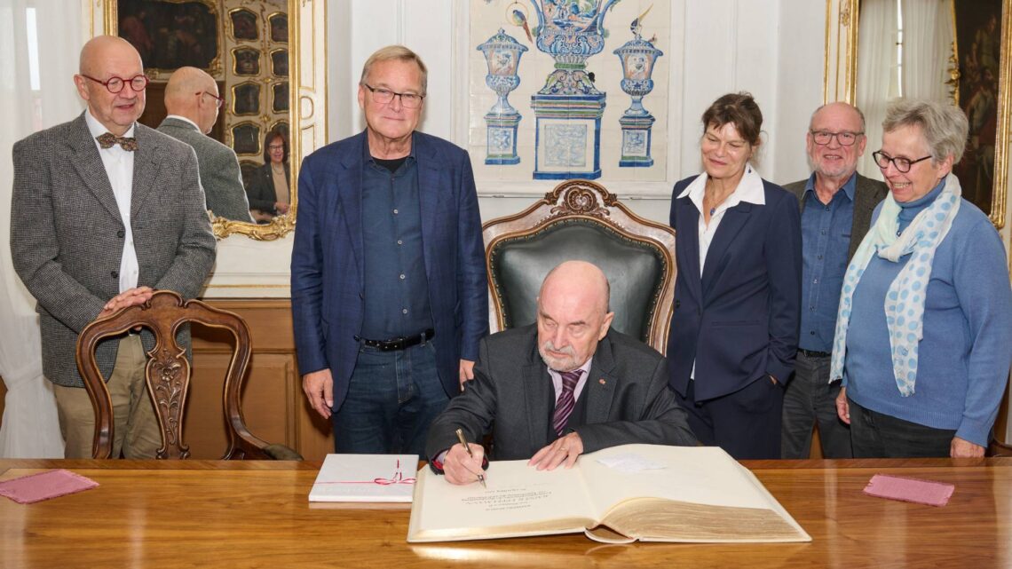 Minister a. D. Rainer Eppelmann trägt sich ins Goldene Buch Bambergs ein 10 Auf Einladung von Oberbürgermeister Andreas
Starke trug sich Rainer Eppelmann im Rokoko-Saal des Alten
Rathauses ins Goldene Buch der Stadt Bamberg ein. Quelle: Stadtarchiv Bamberg, Jürgen Schraudner