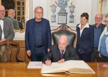Minister a. D. Rainer Eppelmann trägt sich ins Goldene Buch Bambergs ein 12 Auf Einladung von Oberbürgermeister Andreas
Starke trug sich Rainer Eppelmann im Rokoko-Saal des Alten
Rathauses ins Goldene Buch der Stadt Bamberg ein. Quelle: Stadtarchiv Bamberg, Jürgen Schraudner