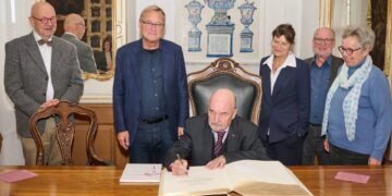 Auf Einladung von Oberbürgermeister Andreas
Starke trug sich Rainer Eppelmann im Rokoko-Saal des Alten
Rathauses ins Goldene Buch der Stadt Bamberg ein. Quelle: Stadtarchiv Bamberg, Jürgen Schraudner