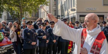 Pfarrer Helmut Hetzel erteilte den kirchlichen Segen. Quelle: Feuerwehr Bamberg, Alexander Gropp