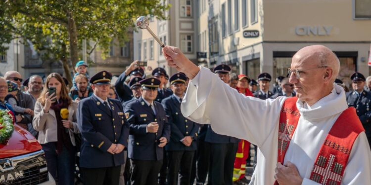 Pfarrer Helmut Hetzel erteilte den kirchlichen Segen. Quelle: Feuerwehr Bamberg, Alexander Gropp