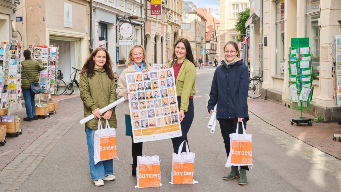 In der Austraße verteilt das Team von der Wirtschaftsförderung der
Stadt Bamberg die neuen Plakate an die beteiligten
Gewerbetreibenden: (v.l.) Marion Wagner, Simone Ludwig-Konggann,
Diana Mehlhorn und Lisa Thein. Quelle: Stadtarchiv Bamberg, Jürgen Schraudner