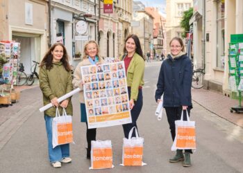 'BA:Innenstadt mit Gesicht' – Bamberg zeigt Herz für seine City 16 In der Austraße verteilt das Team von der Wirtschaftsförderung der
Stadt Bamberg die neuen Plakate an die beteiligten
Gewerbetreibenden: (v.l.) Marion Wagner, Simone Ludwig-Konggann,
Diana Mehlhorn und Lisa Thein. Quelle: Stadtarchiv Bamberg, Jürgen Schraudner