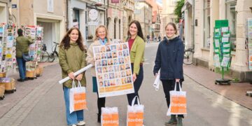 In der Austraße verteilt das Team von der Wirtschaftsförderung der
Stadt Bamberg die neuen Plakate an die beteiligten
Gewerbetreibenden: (v.l.) Marion Wagner, Simone Ludwig-Konggann,
Diana Mehlhorn und Lisa Thein. Quelle: Stadtarchiv Bamberg, Jürgen Schraudner