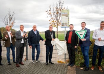 'Breitenau' wird zum größten Naturschutzgebiet der Stadt Bamberg erklärt 10 Oberbürgermeister Andreas Starke (Vierter v. r.) und
Regierungspräsident Florian Luderschmid (Dritter v. r.) haben die
Infotafel zum neuen Naturschutzgebiet enthüllt. Quelle: Stadt Bamberg, Sonja Seufferth