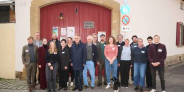 Bamberg im Fokus internationaler Kulturentwicklung 12 Die Teilnehmer an der 'Cities Ahead Academy' in
Bamberg zusammen mit Oberbürgermeister Andreas Starke. Quelle: Stadtarchiv Bamberg, Jürgen Schraudner