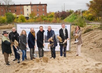 Mit Stadtbau-Geschäftsführer Veit Bergmann (vierter v. r.)
schwingen unter anderem Oberbürgermeister Andreas Starke (dritter
v. r.) und Zweiter Bürgermeister Jonas Glüsenkamp (zweiter v. r.) die
Spaten. Quelle: Stadtarchiv Bamberg, Jürgen Schraudner