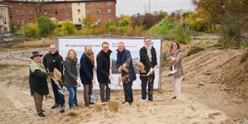 Mit Stadtbau-Geschäftsführer Veit Bergmann (vierter v. r.)
schwingen unter anderem Oberbürgermeister Andreas Starke (dritter
v. r.) und Zweiter Bürgermeister Jonas Glüsenkamp (zweiter v. r.) die
Spaten. Quelle: Stadtarchiv Bamberg, Jürgen Schraudner