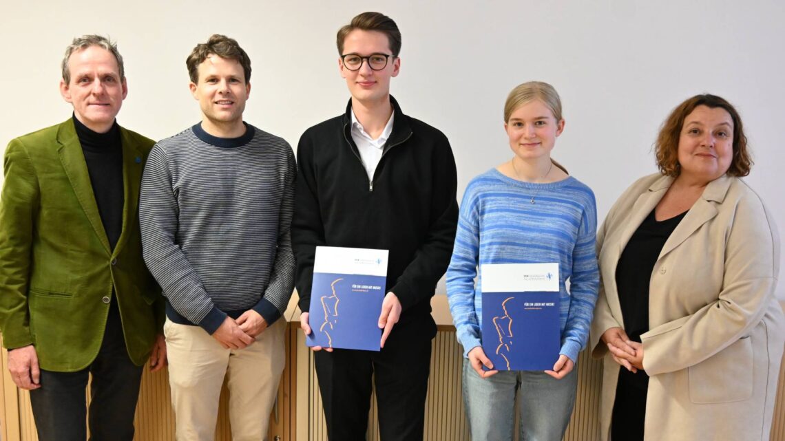 Ambitionierte Nachwuchstalente aus Bamberg ausgezeichnet 10 Ausgezeichnet mit dem 'Kompetenznachweis
Musik' wurden Johanna Linz und Jonas Appelfeller (Mitte). Es
gratulierten Kulturreferentin Ulrike Siebenhaar, Musikschulleiter
Martin Erzfeld (links) und Förderklassenleiter Andreas Zack. Quelle: Stadt Bamberg, Gerhard Beck