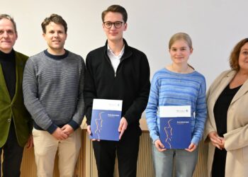 Ambitionierte Nachwuchstalente aus Bamberg ausgezeichnet 11 Ausgezeichnet mit dem 'Kompetenznachweis
Musik' wurden Johanna Linz und Jonas Appelfeller (Mitte). Es
gratulierten Kulturreferentin Ulrike Siebenhaar, Musikschulleiter
Martin Erzfeld (links) und Förderklassenleiter Andreas Zack. Quelle: Stadt Bamberg, Gerhard Beck