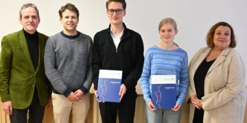 Ambitionierte Nachwuchstalente aus Bamberg ausgezeichnet 14 Ausgezeichnet mit dem 'Kompetenznachweis
Musik' wurden Johanna Linz und Jonas Appelfeller (Mitte). Es
gratulierten Kulturreferentin Ulrike Siebenhaar, Musikschulleiter
Martin Erzfeld (links) und Förderklassenleiter Andreas Zack. Quelle: Stadt Bamberg, Gerhard Beck