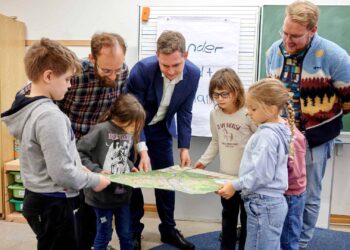 Sebastian Wehner vom Stadtjugendamt Bamberg,
Bürgermeister Jonas Glüsenkamp, Maxi Manlig vom Stadtjugendring
Bamberg und einige Kinder der Hainschule begutachten den
Bamberger Kinderstadtplan. Quelle:  Stadt Bamberg, Sonja Seufferth