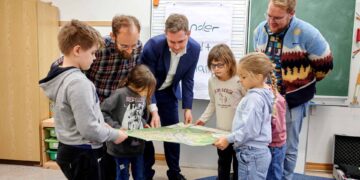 Bamberger Kinderstadtplan wird nach elf Jahren neu aufgelegt 13 Sebastian Wehner vom Stadtjugendamt Bamberg,
Bürgermeister Jonas Glüsenkamp, Maxi Manlig vom Stadtjugendring
Bamberg und einige Kinder der Hainschule begutachten den
Bamberger Kinderstadtplan. Quelle:  Stadt Bamberg, Sonja Seufferth