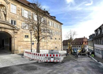 Straßenbau am Bamberger Michelsberg abgeschlossen 15 Die Bauarbeiten vor der Klosterzufahrt am
Michelsberg werden in diesen Tagen abgeschlossen. Am 3. November
beginnt dann ein neuer Bauabschnitt. Quelle: Stadt Bamberg, Baureferat