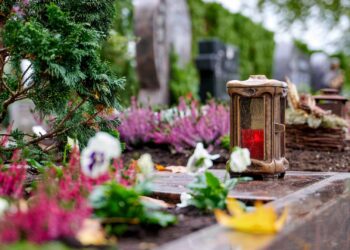 Friedhofsregelung an Allerheiligen und Allerseelen in Bamberg 10 An Allerheiligen und Allerseelen gelten in den
Bamberger Friedhöfen Sonderregelungen. Quelle: Stadt Bamberg, Sonja Seufferth