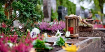 Friedhofsregelung an Allerheiligen und Allerseelen in Bamberg 12 An Allerheiligen und Allerseelen gelten in den
Bamberger Friedhöfen Sonderregelungen. Quelle: Stadt Bamberg, Sonja Seufferth