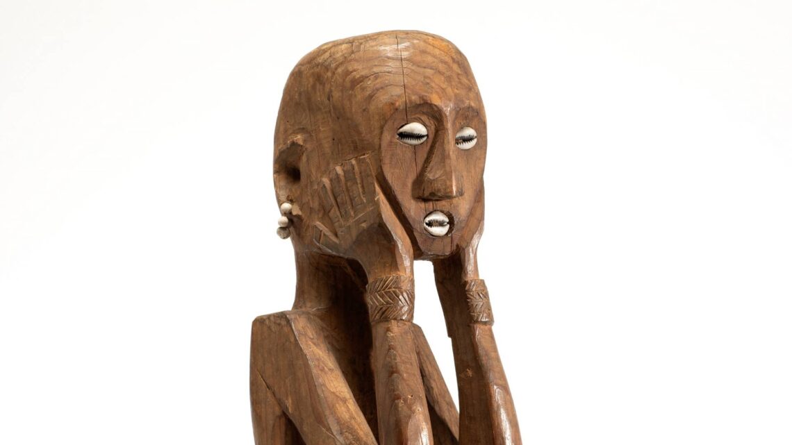 Großformatige Ahnenfigur, die jüngst in der Ausstellung „Der Kolonialismus in den Dingen“ des Museums Fünf Kontinente zu sehen war. Heinrich Rothdauscher erhielt sie als Geschenk eines spanischen Kolonialoffiziers. Quelle: Ahnenfigur / Anito | Museum Fünf Kontinente, Inventarnr. 93-89 | Foto: Nicolai Kästner