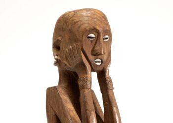 Bamberger Forschende untersuchen koloniales Erbe Münchens 16 Großformatige Ahnenfigur, die jüngst in der Ausstellung „Der Kolonialismus in den Dingen“ des Museums Fünf Kontinente zu sehen war. Heinrich Rothdauscher erhielt sie als Geschenk eines spanischen Kolonialoffiziers. Quelle: Ahnenfigur / Anito | Museum Fünf Kontinente, Inventarnr. 93-89 | Foto: Nicolai Kästner