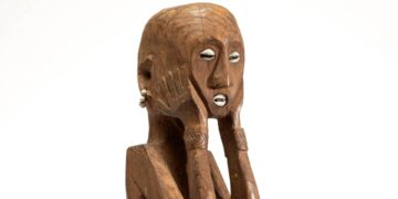 Großformatige Ahnenfigur, die jüngst in der Ausstellung „Der Kolonialismus in den Dingen“ des Museums Fünf Kontinente zu sehen war. Heinrich Rothdauscher erhielt sie als Geschenk eines spanischen Kolonialoffiziers. Quelle: Ahnenfigur / Anito | Museum Fünf Kontinente, Inventarnr. 93-89 | Foto: Nicolai Kästner
