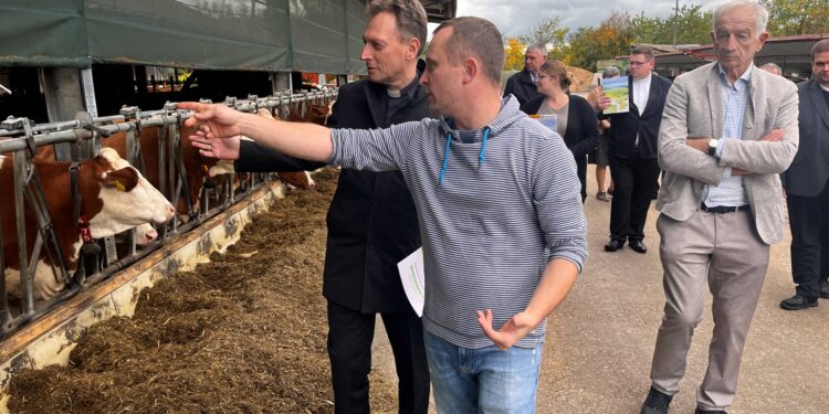 Erzbischof Herwig Gössl besuchte am 15.10.2025 den Bauernhof der Familie Böhmer in Medlitz/Rattelsdorf. Quelle: Erzbistum Bamberg - Pressestelle/Harry Luck