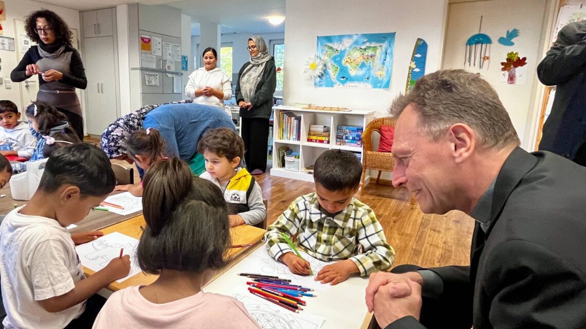 Erzbischof Herwig Gössl besuchte am 1.10.2025 das ANKER-Zentrum in Bamberg. Quelle: Erzbistum Bamberg/Harry Luck