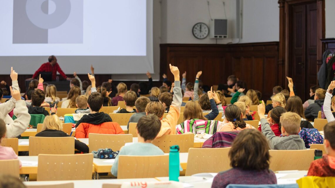 Bei der Kinder-Uni an der Universität Bamberg werden Schülerinnen und Schüler zu jungen Forscherinnen und Forschern. Quelle: Benjamin Herges/Universität Bamberg