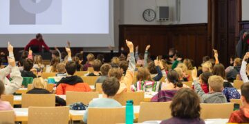 Bei der Kinder-Uni an der Universität Bamberg werden Schülerinnen und Schüler zu jungen Forscherinnen und Forschern. Quelle: Benjamin Herges/Universität Bamberg