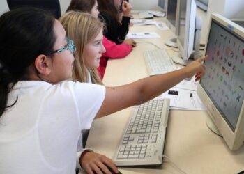 Im Ferienprogramm "MUT - Mädchen und Technik" können sich Mädchen in verschiedenen Anwendungsgebieten der Informatik ausprobieren. Quelle: Fakultät WIAI/Universität Bamberg