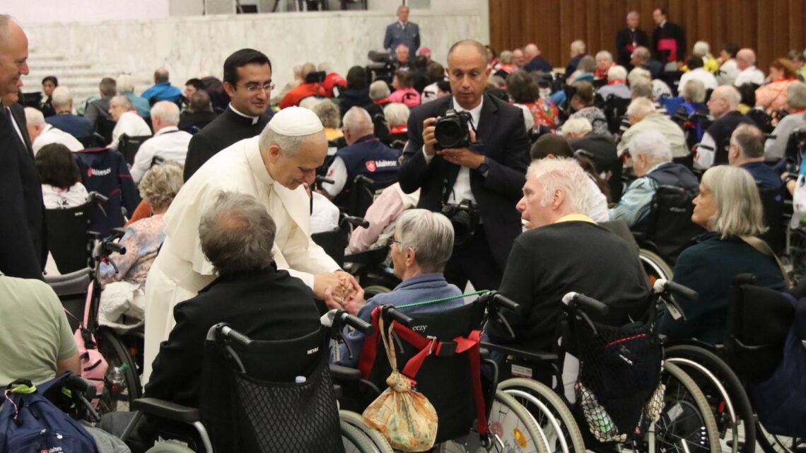 Papst Leo begrüßt jeden Menschen mit Behinderung einzeln. Quelle: Claudia Stich