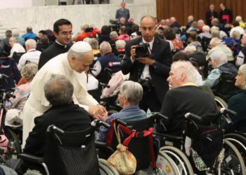 Papst Leo begrüßt jeden Menschen mit Behinderung einzeln. Quelle: Claudia Stich
