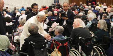 Papst Leo begrüßt jeden Menschen mit Behinderung einzeln. Quelle: Claudia Stich