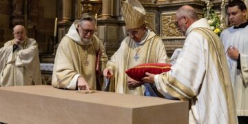 Bamberger Heinrichs-Reliquie an das Straßburger Münster übergeben 14 Am 25. Oktober 2025 wurde im Straßburger Münster eine Heinrichs-Reliquie aus Bamberg übertragen. Hauptakteure sind Erzbischof Pascal Delannoy und Domkapitular Dompfarrer Didier Muntzinger. Quelle: Erzdiözese Straßburg