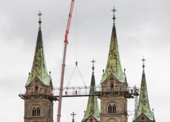 Bamberger Domtürme bald wieder ohne Gerüst 14 Abbau der Montagebrücke zwischen den beiden östlichen Türmen des Bamberger Doms, 13.10.2025. Quelle: Dominik Schreiner