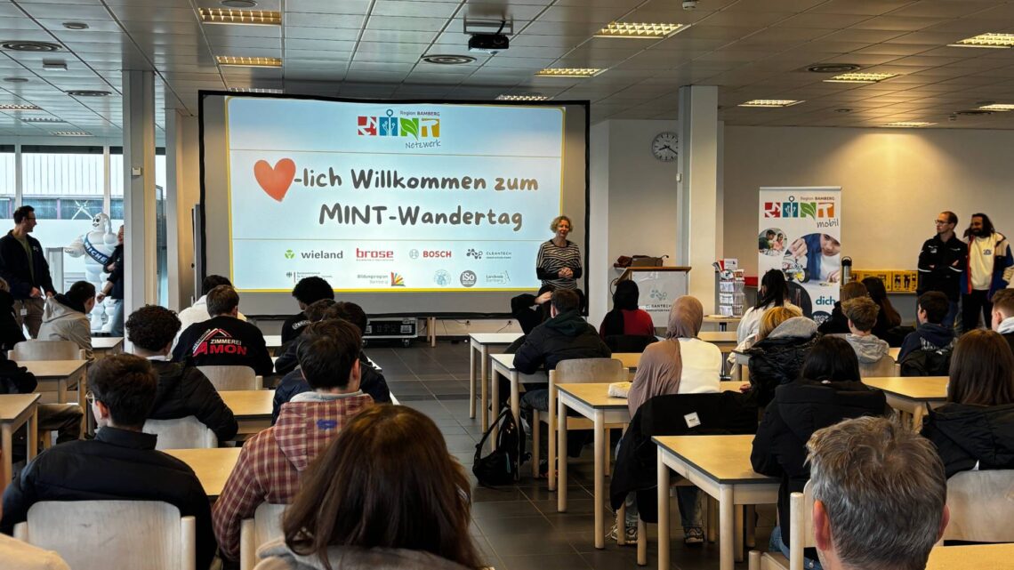 Begrüßung der Schulklassen zum MINT-Wandertag durch das Bildungsbüro des Landkreises am Cleantech Innovation Park. Quelle: B. Dellert