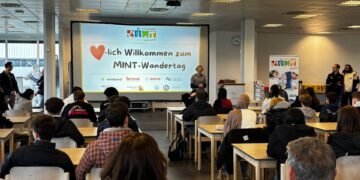 Begrüßung der Schulklassen zum MINT-Wandertag durch das Bildungsbüro des Landkreises am Cleantech Innovation Park. Quelle: B. Dellert