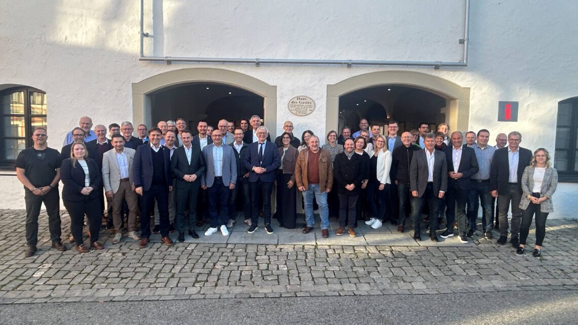 Landrat und Bürgermeister diskutieren Zukunftsthemen im Landkreis Bamberg 10 Es ist nicht nur „gute Tradition“: Der Austausch, zu dem Landrat Johann Kalb und der Kreisvorsitzende des Bayerischen Gemeindetages, Wolfgang Desel, die Bürgermeisterinnen und Bürgermeister im Landkreis Bamberg und die Geschäftsbereichsleiterinnen und -leiter des Landratsamtes einladen, dient auch dem intensiven Austausch und der Verständigung bei wichtigen Herausforderungen. Auch in diesem Jahr waren die Rathauschefinnen und -chefs wieder fast vollständig in Beilngries zusammengekommen. Quelle: Landratsamt Bamberg/Förtsch