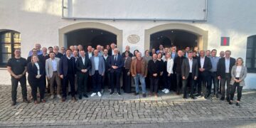 Landrat und Bürgermeister diskutieren Zukunftsthemen im Landkreis Bamberg 12 Es ist nicht nur „gute Tradition“: Der Austausch, zu dem Landrat Johann Kalb und der Kreisvorsitzende des Bayerischen Gemeindetages, Wolfgang Desel, die Bürgermeisterinnen und Bürgermeister im Landkreis Bamberg und die Geschäftsbereichsleiterinnen und -leiter des Landratsamtes einladen, dient auch dem intensiven Austausch und der Verständigung bei wichtigen Herausforderungen. Auch in diesem Jahr waren die Rathauschefinnen und -chefs wieder fast vollständig in Beilngries zusammengekommen. Quelle: Landratsamt Bamberg/Förtsch